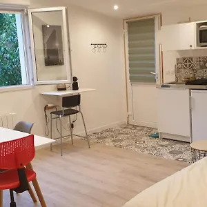 https://adorable-studio-25m-tres-calme-avec-parking.fr-provencehotel.com